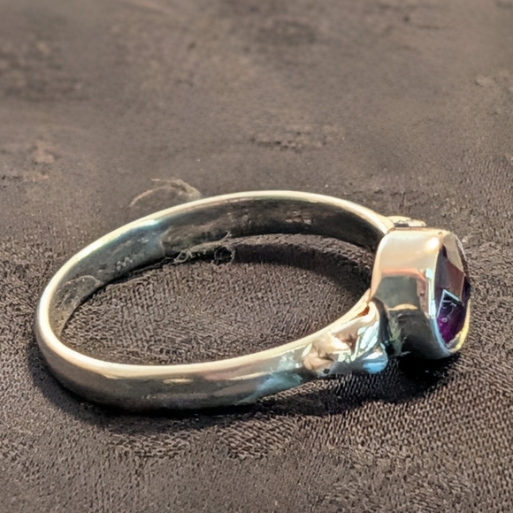Elegant Solid Sterling Silver Ring Genuine Dark Purple Amethyst Ring Size 7 - Picture 4 of 10